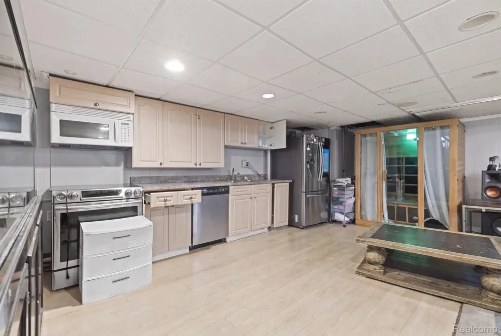 6151 Coolidge Street Dearborn Heights City, MI 48127
