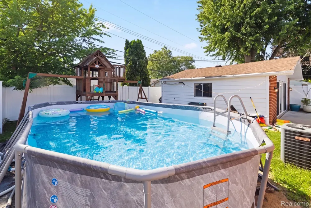 6151 Coolidge Street Dearborn Heights City, MI 48127