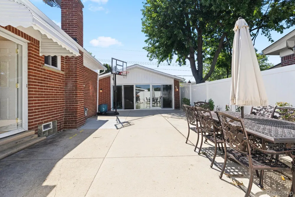 6151 Coolidge Street Dearborn Heights City, MI 48127