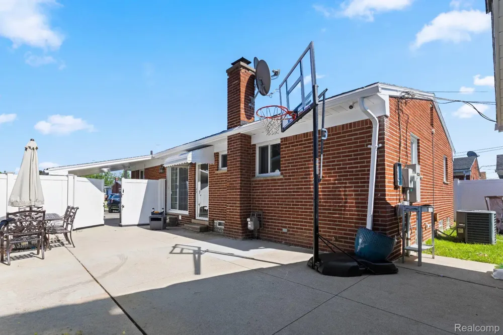 6151 Coolidge Street Dearborn Heights City, MI 48127