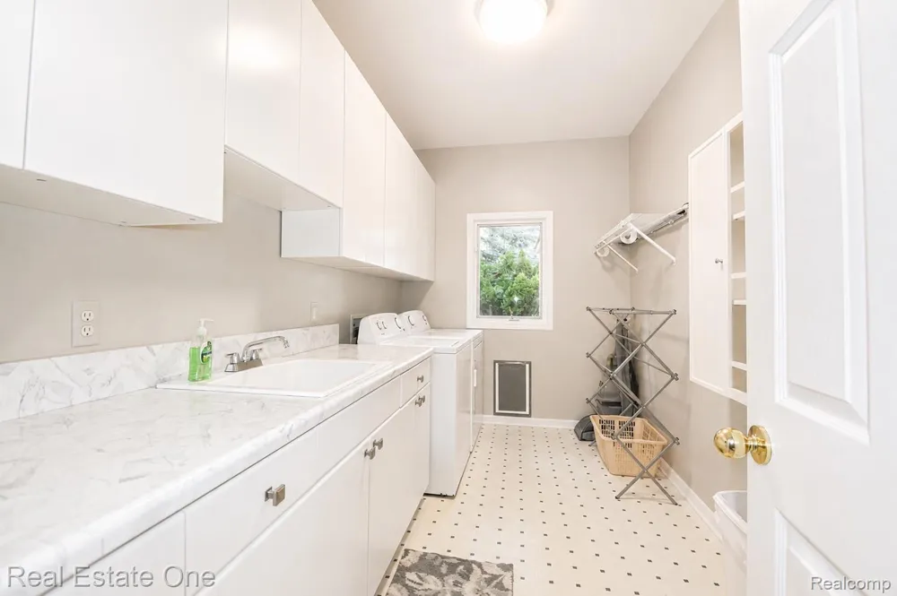 716 Bristol Lane Clarkston City, MI 48348