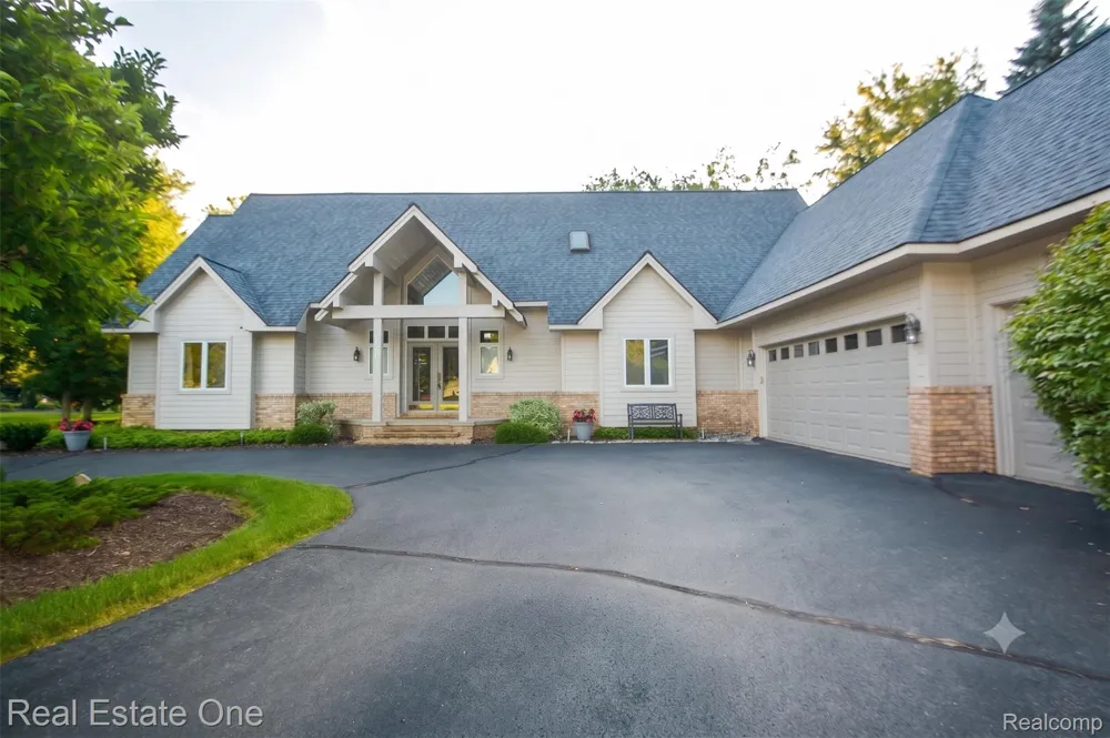 716 Bristol Lane Clarkston City, MI 48348