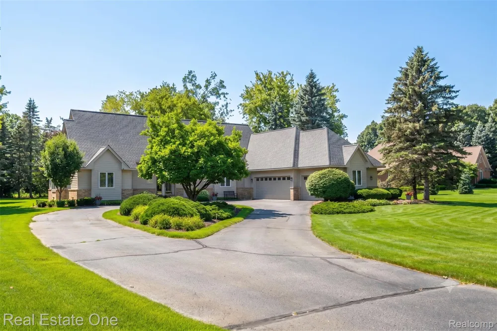 716 Bristol Lane Clarkston City, MI 48348