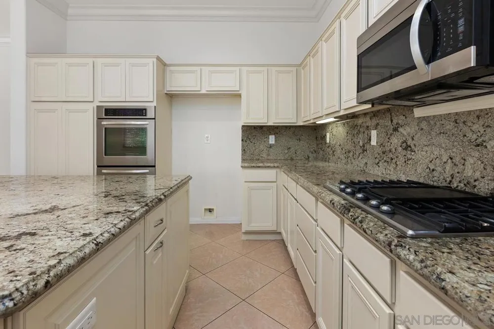 672 Inverlochy Dr Fallbrook, CA 92028