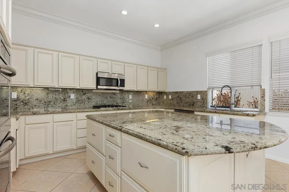 672 Inverlochy Dr Fallbrook, CA 92028