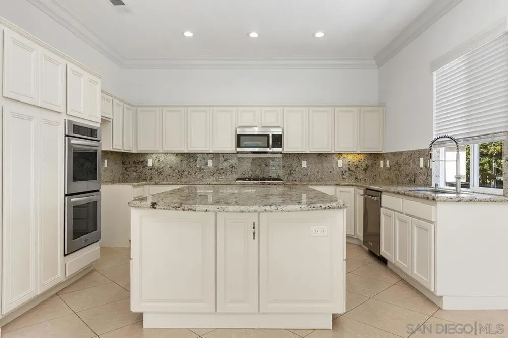 672 Inverlochy Dr Fallbrook, CA 92028