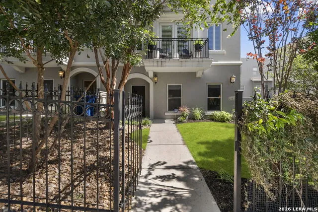 215 E MULBERRY AVE San Antonio, TX 78212