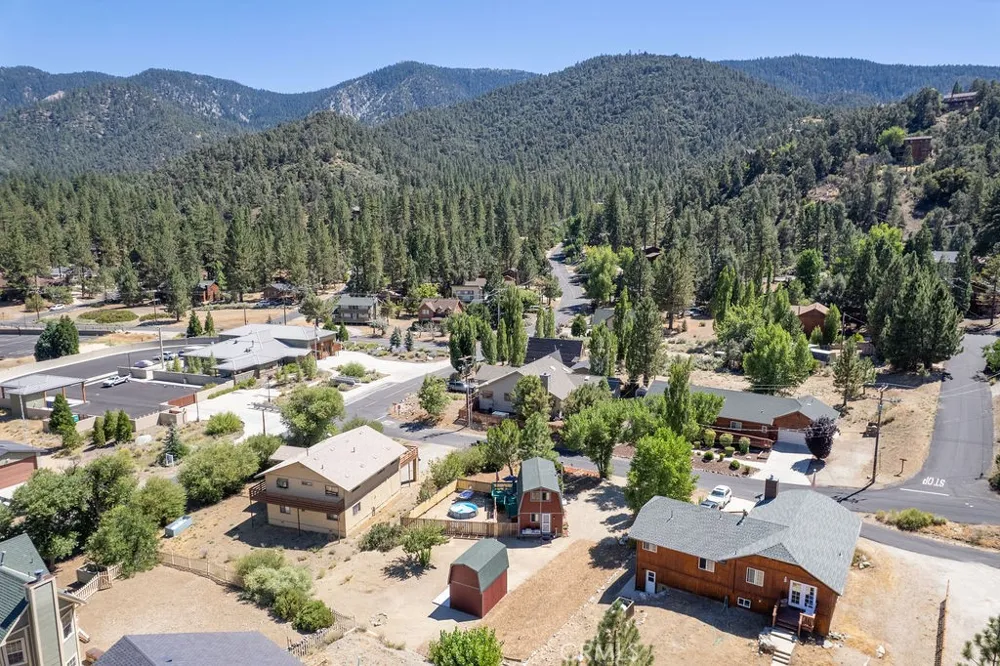 16505 Oakwood Way Pine Mountain Club, CA 93222