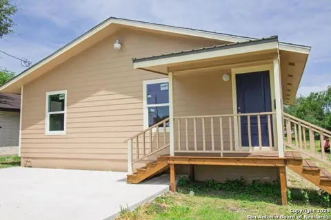 806 W Powell