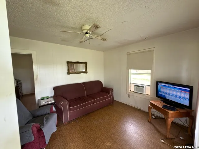 1920 Sutherland Springs Rd Floresville, TX 78114