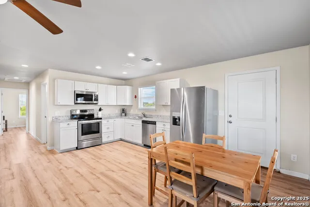 274 Post Oak Ln Rockport, TX 78382