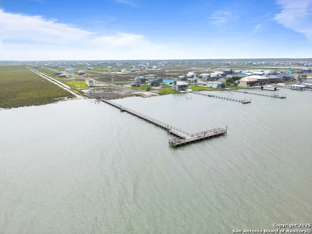 274 Post Oak Ln Rockport, TX 78382