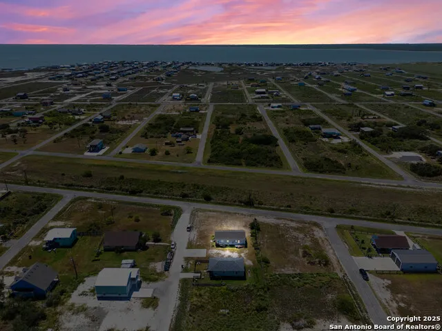 274 Post Oak Ln Rockport, TX 78382