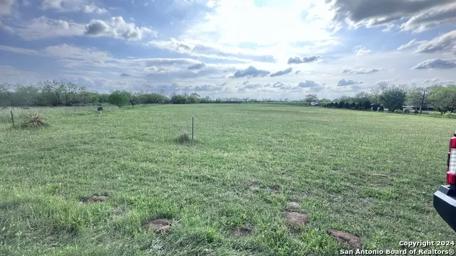 1 COUNTY RD # 163 Elmendorf, TX 78112
