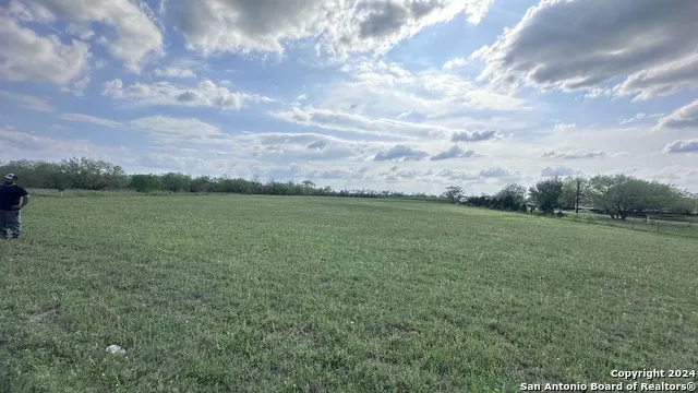 1 COUNTY RD # 163 Elmendorf, TX 78112