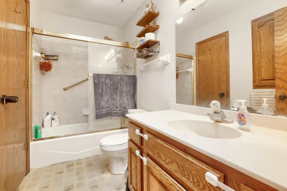 11809 Edgewood Avenue Champlin, MN 55316