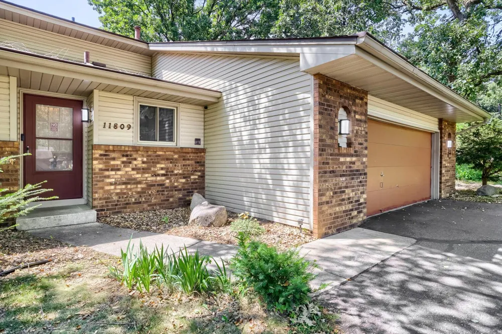 11809 Edgewood Avenue Champlin, MN 55316