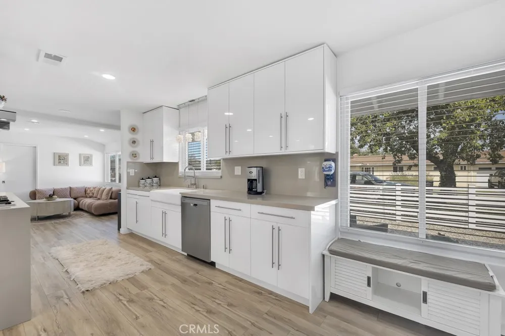 22736 Schoolcraft West Hills, CA 91307