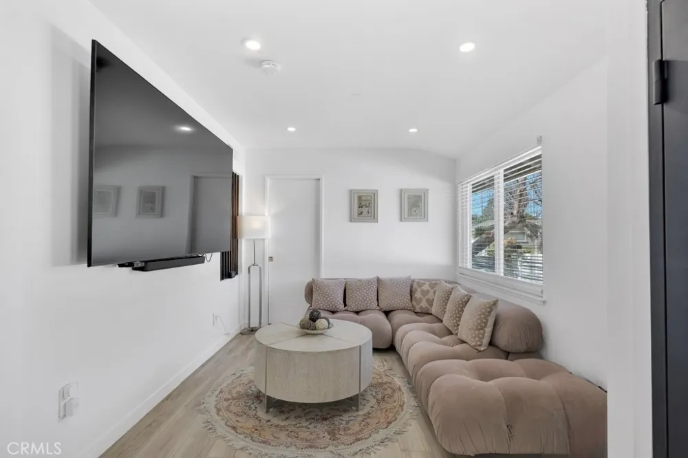 22736 Schoolcraft West Hills, CA 91307