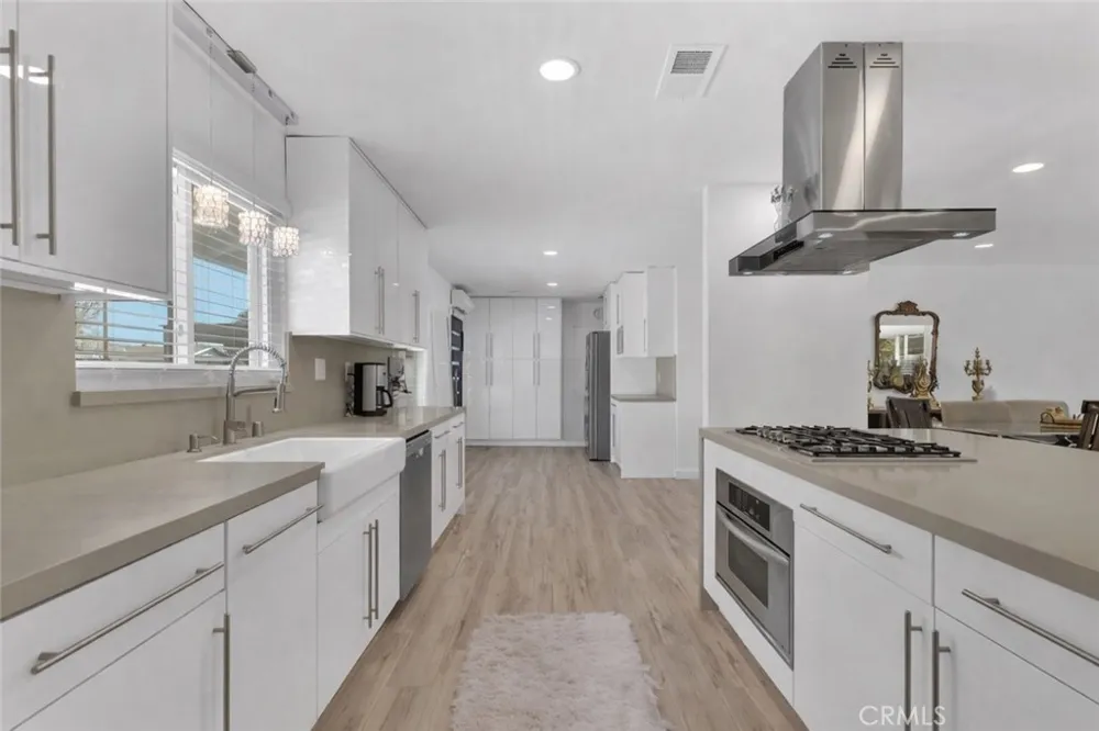 22736 Schoolcraft West Hills, CA 91307