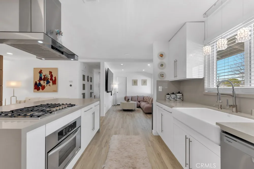 22736 Schoolcraft West Hills, CA 91307