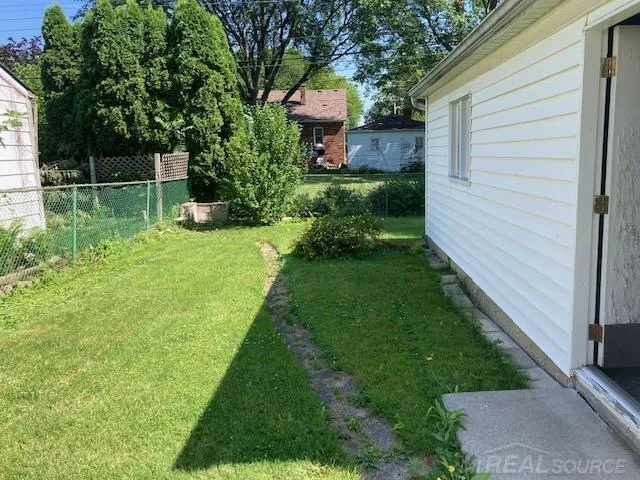 8641 Harding Street Center Line City, MI 48015