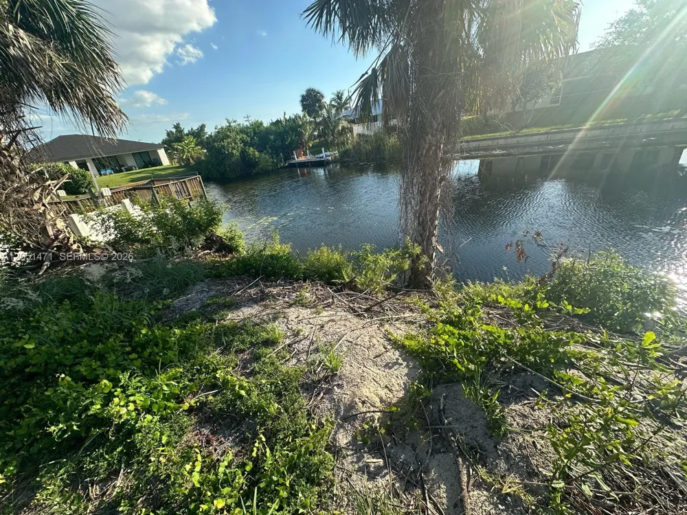 930 SW 8th PL Cape Coral, FL 33991