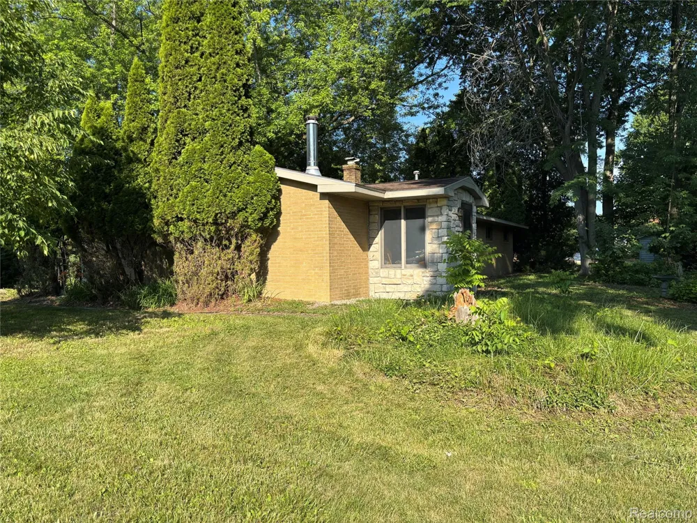 709 E Michigan Avenue E Au Gres City, MI 48703