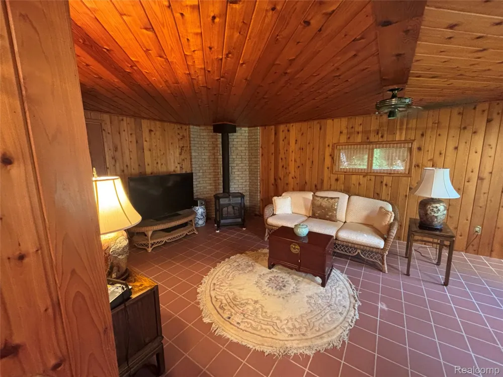 709 E Michigan Avenue E Au Gres City, MI 48703