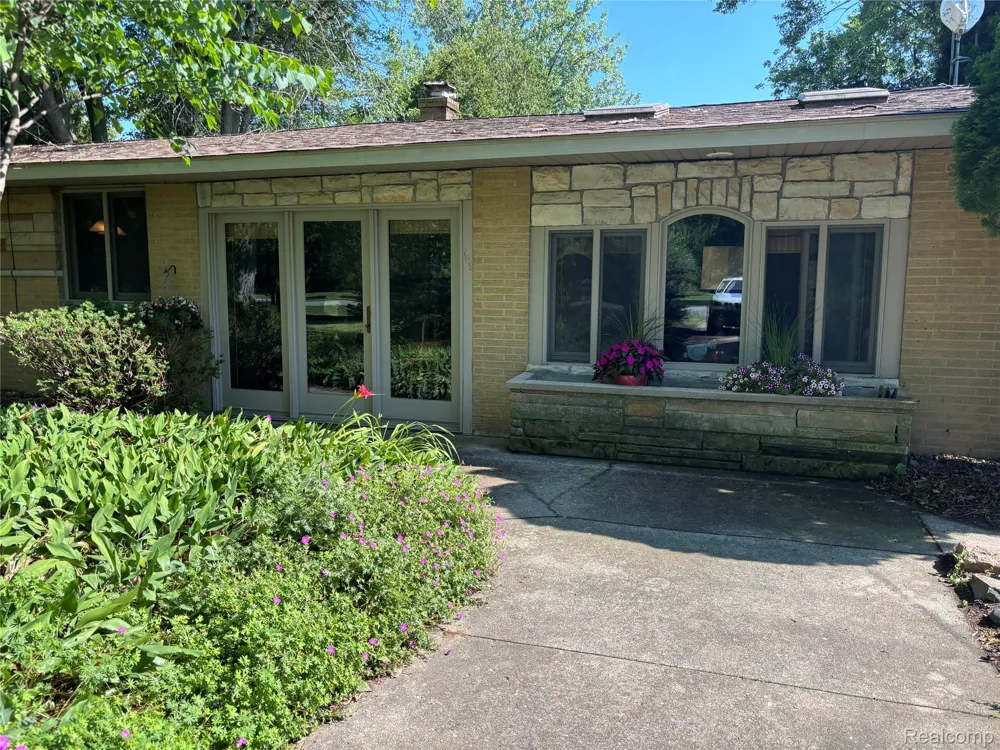 709 E Michigan Avenue E Au Gres City, MI 48703