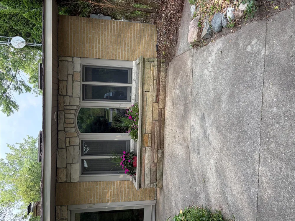 709 E Michigan Avenue E Au Gres City, MI 48703