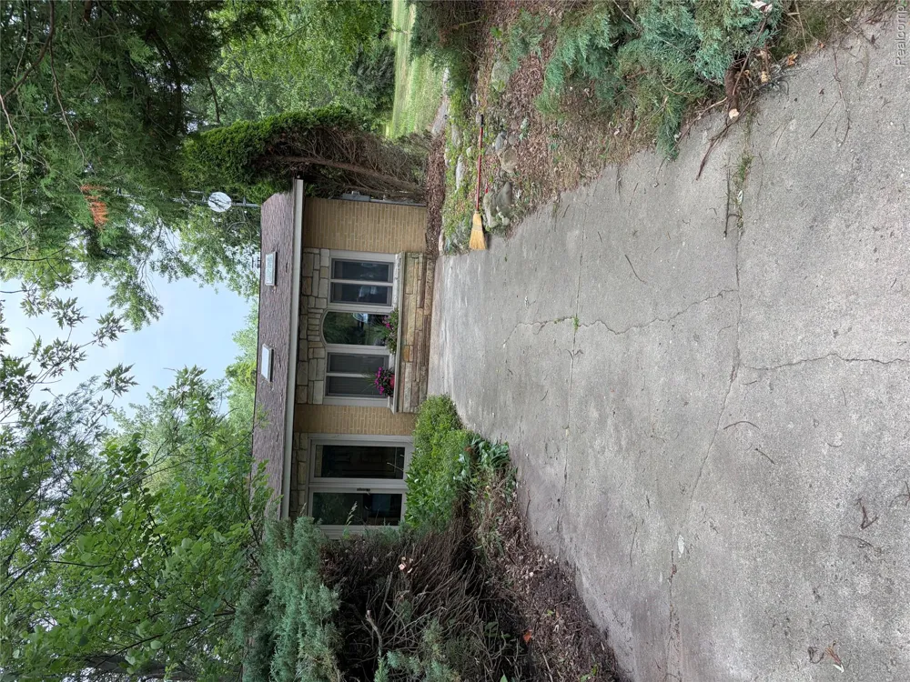 709 E Michigan Avenue E Au Gres City, MI 48703