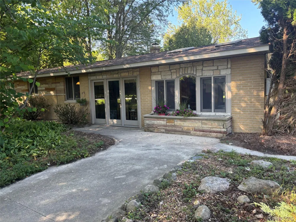 709 E Michigan Avenue E Au Gres City, MI 48703