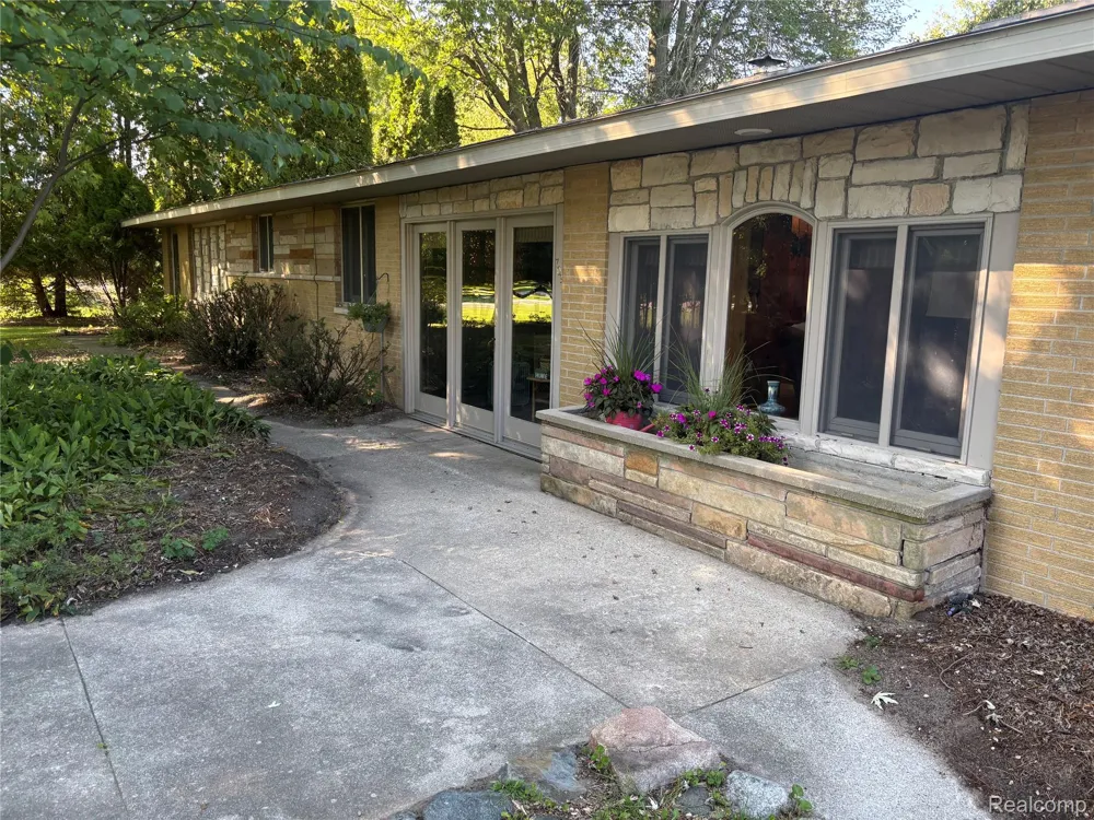 709 E Michigan Avenue E Au Gres City, MI 48703