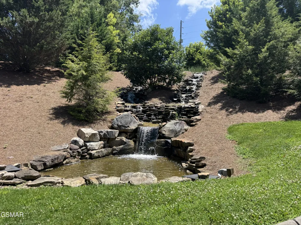 30 Stone Shore Way Dandridge, TN 37725