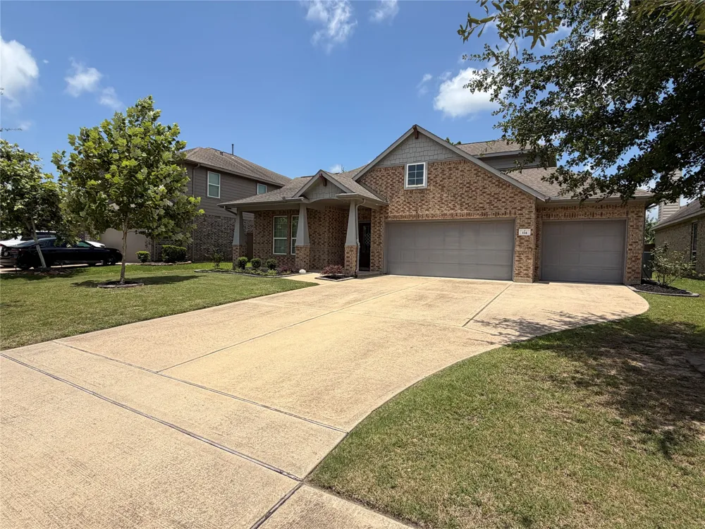 114 Woodridge Crossing Clute, TX 77531