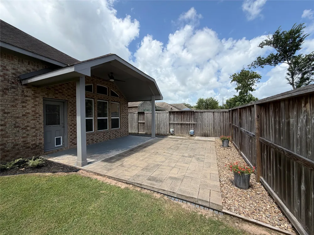 114 Woodridge Crossing Clute, TX 77531