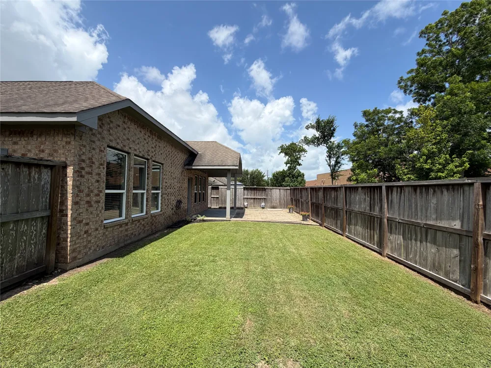 114 Woodridge Crossing Clute, TX 77531