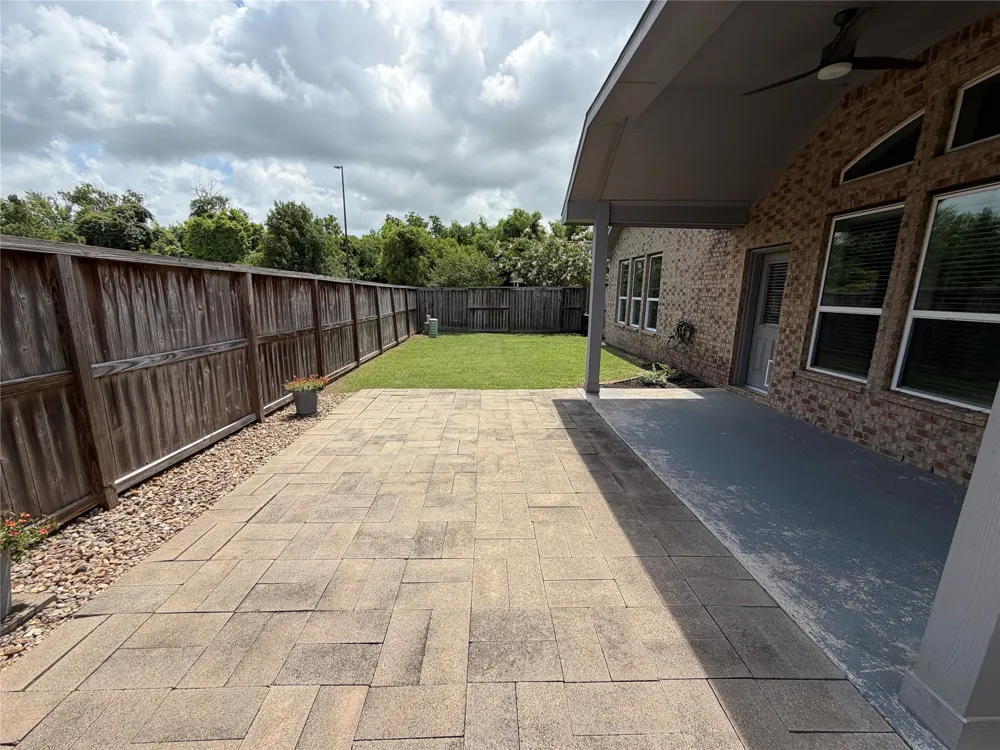 114 Woodridge Crossing Clute, TX 77531