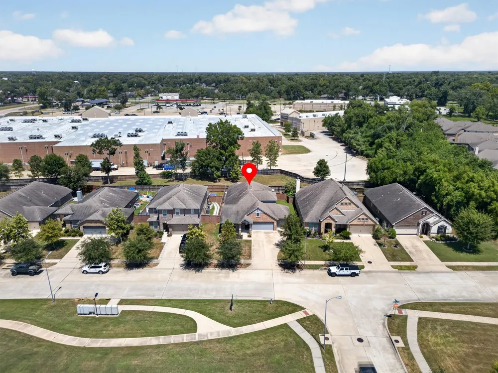 114 Woodridge Crossing Clute, TX 77531