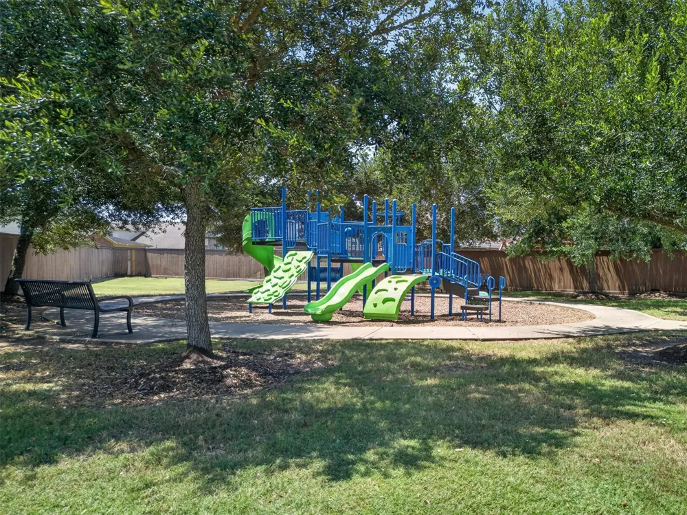 114 Woodridge Crossing Clute, TX 77531