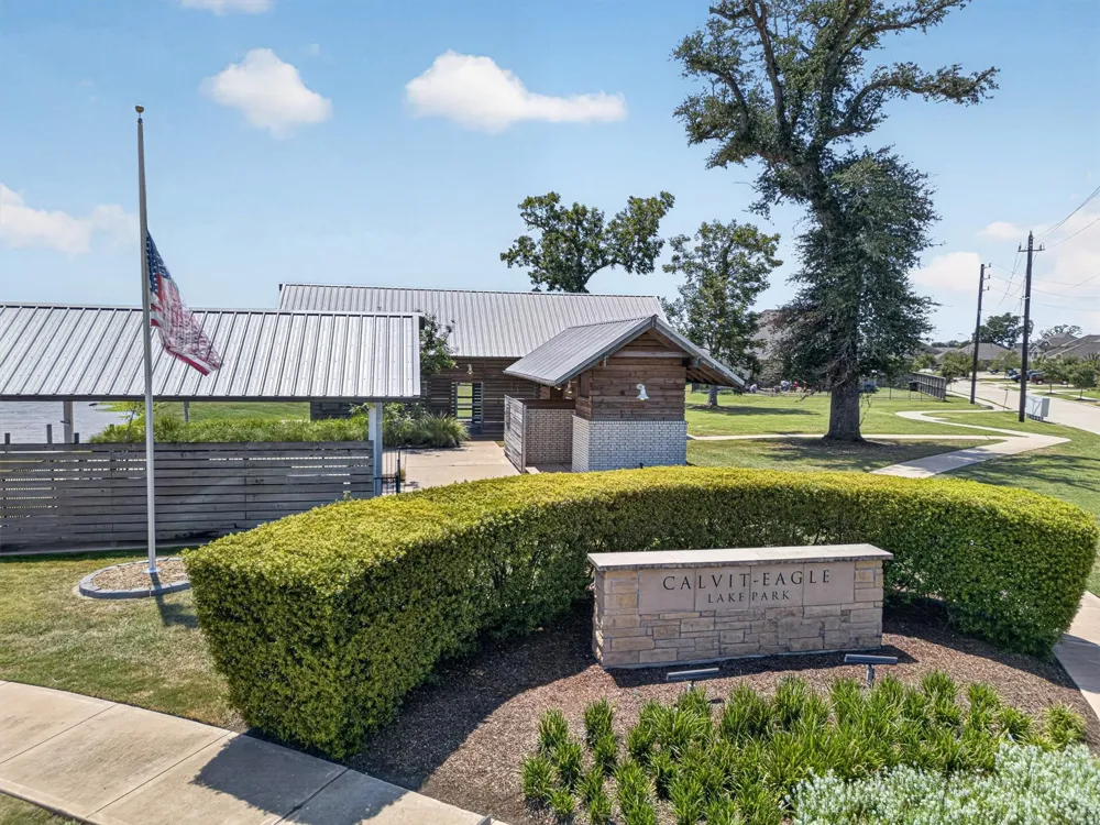 114 Woodridge Crossing Clute, TX 77531