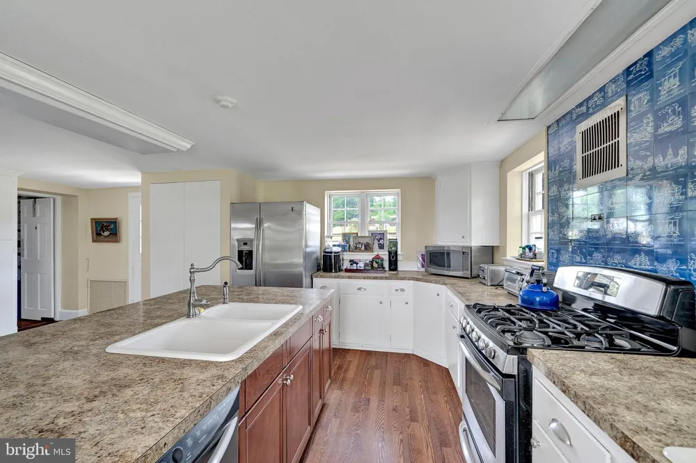 60 HUNTER ROAD Lambertville, NJ 08530