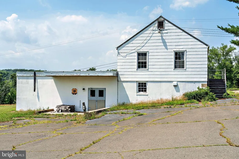 60 HUNTER ROAD Lambertville, NJ 08530