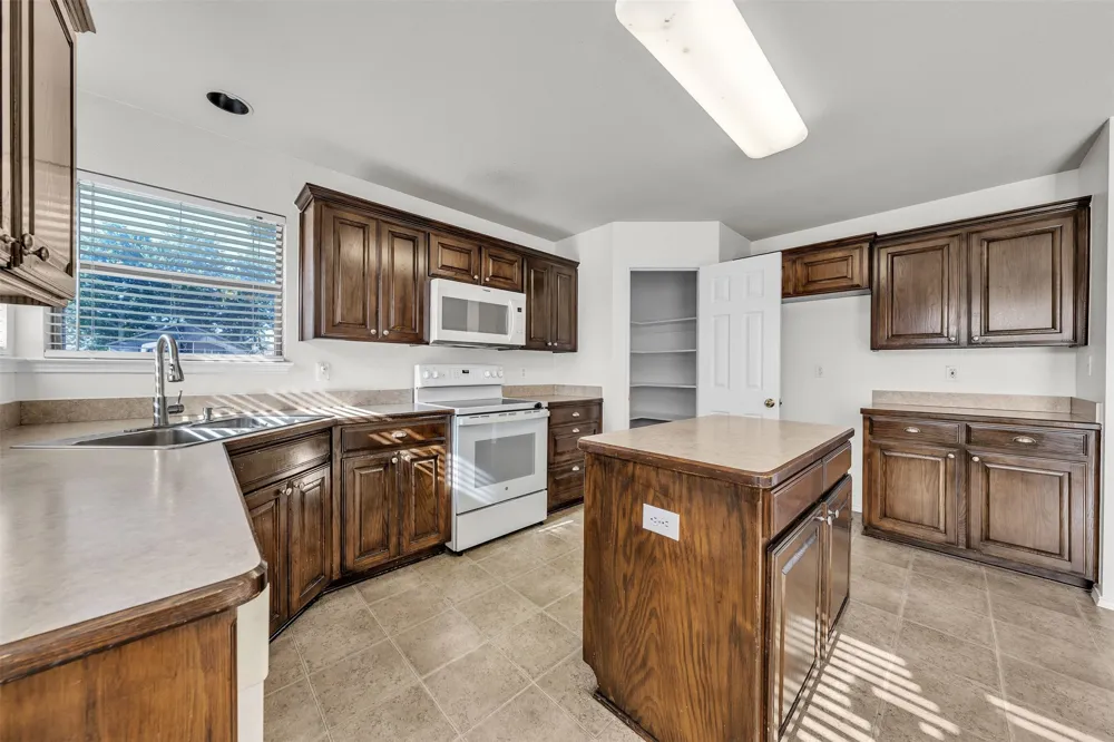 737 E Sheila Circle Joshua, TX 76058