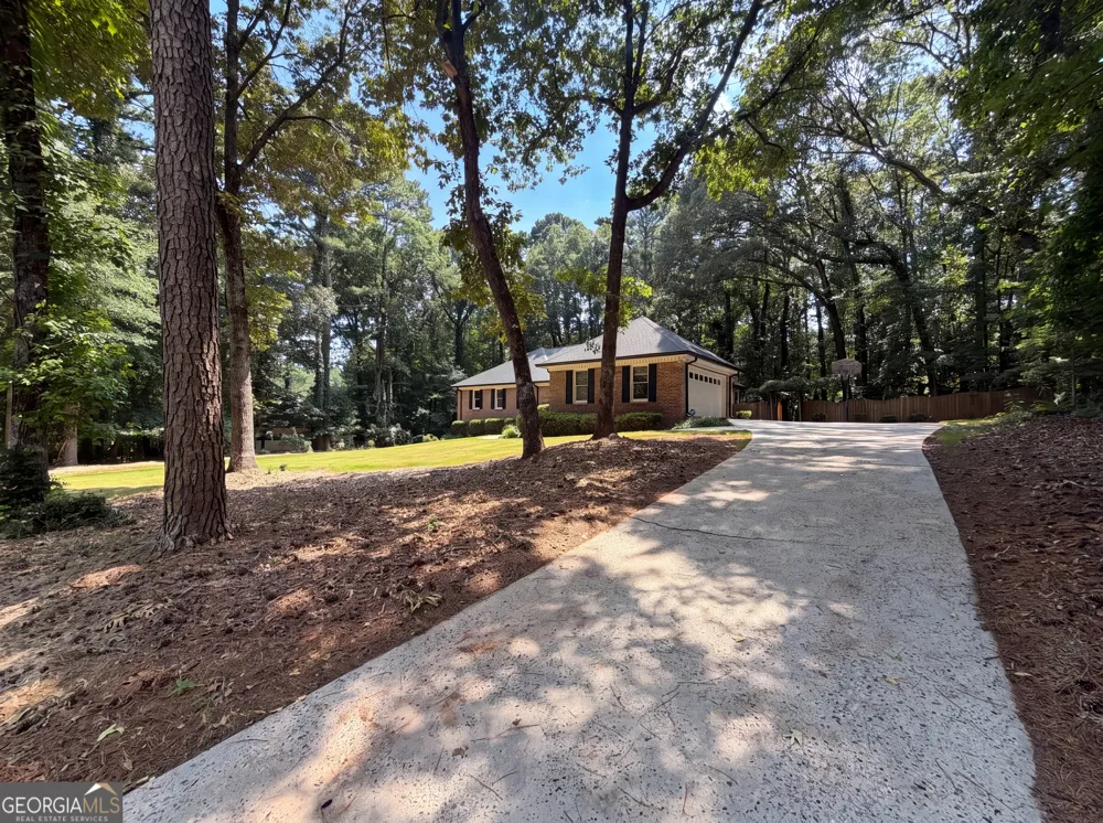 120 Oxford LN Fayetteville, GA 30215