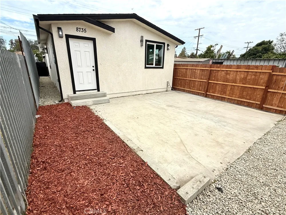 8735 Beach Los Angeles, CA 90002