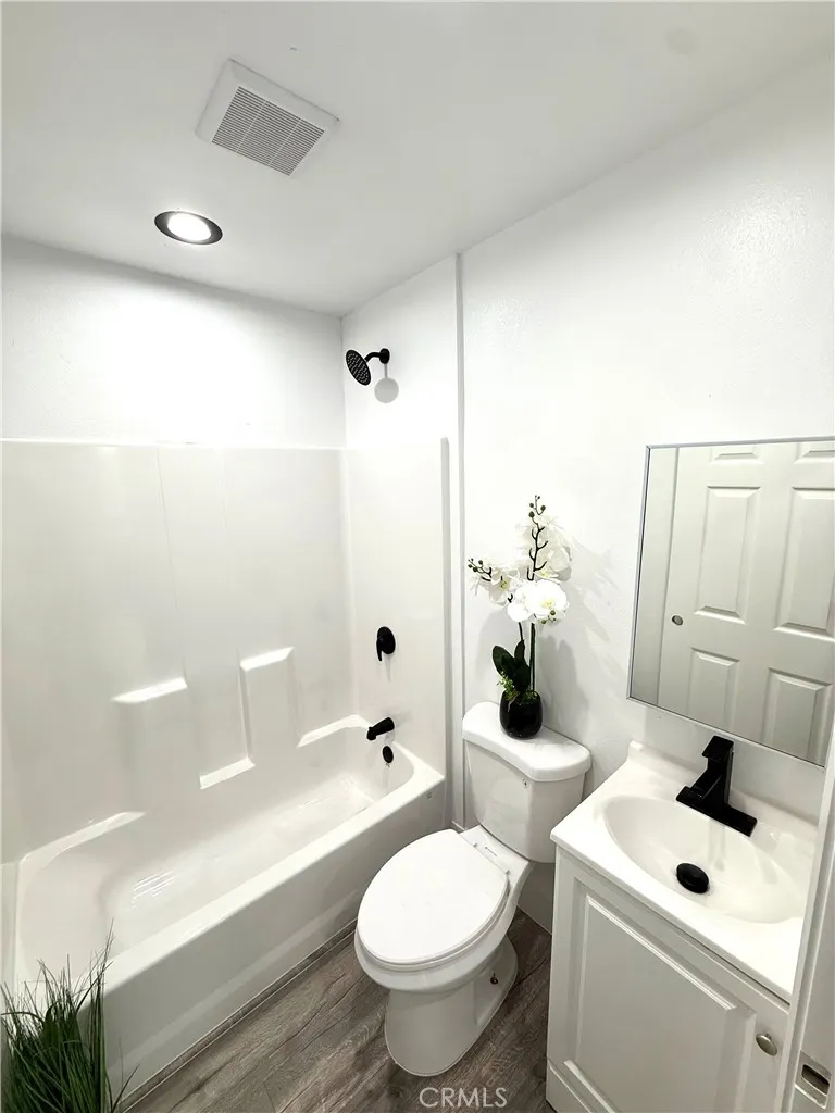 8735 Beach Los Angeles, CA 90002