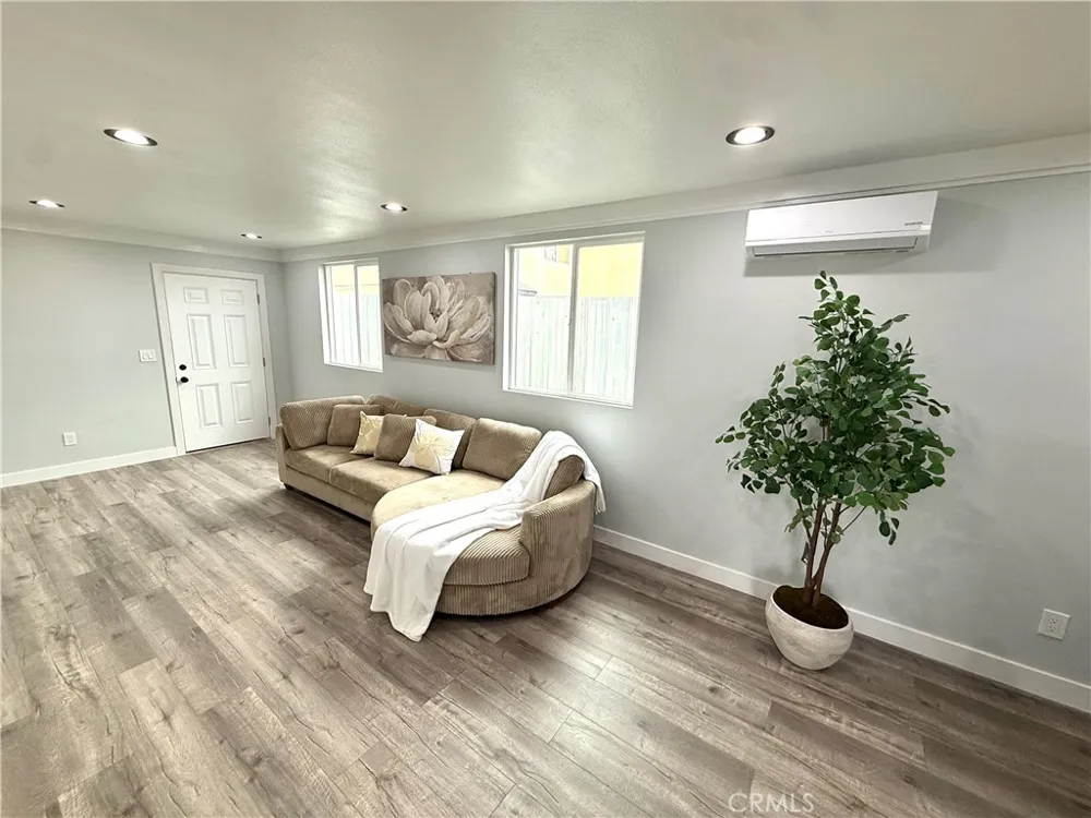 8735 Beach Los Angeles, CA 90002