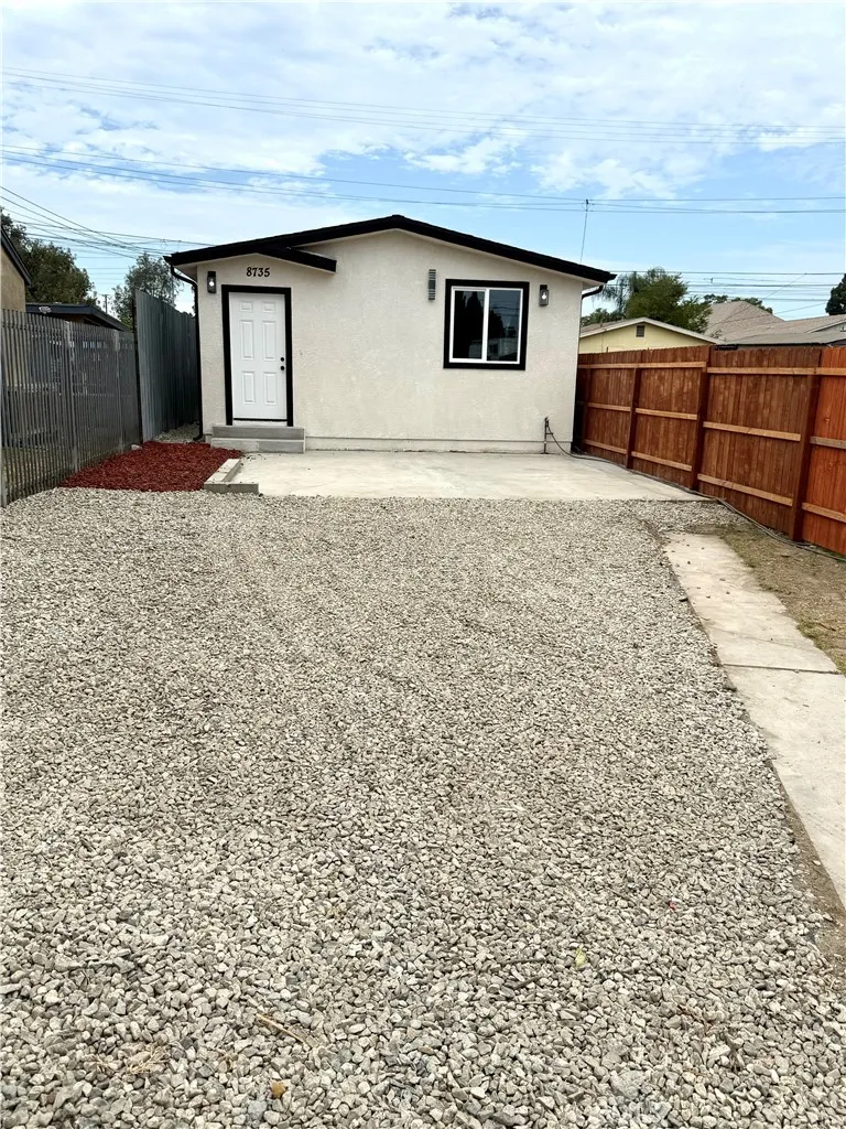 8735 Beach Los Angeles, CA 90002